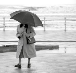 Anciana con paraguas
