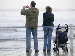 Familia mirando al mar