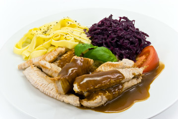 geschnetzeltes vom schwein mit pasta und rotkohl