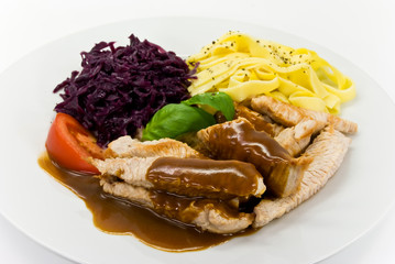 geschnetzeltes vom schwein mit pasta und rotkohl