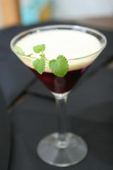 Dessert - Rote Grütze mit Vanillesoße und Minze