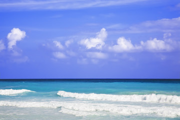 Fototapeta na wymiar Turkusowe wody i piaszczyste białe plaże Cancun