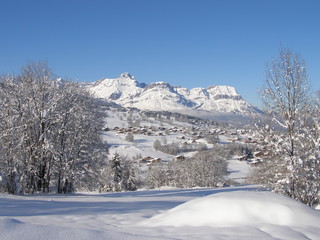Village de Combloux et Aravis sous la neige