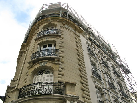 Immeuble de pierre avec &eacute;chafaudage au dernier &eacute;tage