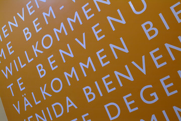 Mur peint portant le mot "Bienvenue" dans toutes les langues