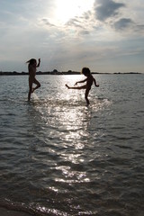 Fototapeta premium enfants jouant dans la mer