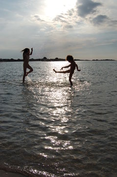 enfants jouant dans la mer