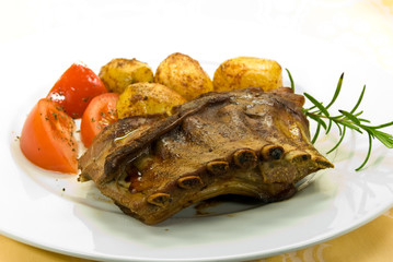 gebratenes spanferkel mit bratkartoffeln und tomaten-salat