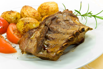 gebratenes spanferkel mit bratkartoffeln und tomaten-salat