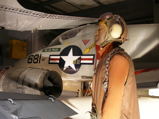 kampfflugzeug mit pilot in museum