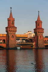 Oberbaumbrücke in Berlin Friedrichshain-Kreuzberg - obrazy, fototapety, plakaty