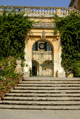 Fototapeta na wymiar stara architektura drzwi z zegarem na średniowiecznym budynku na Malcie