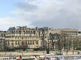 Immeubles parisie,s sur les quais de la Seine