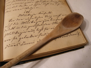 Altes kochbuch handschrift mit kochlöffel konfekt konfiserie