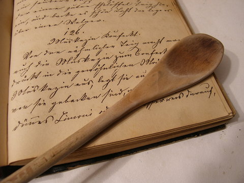 Altes kochbuch handschrift mit kochl&ouml;ffel konfekt konfiserie