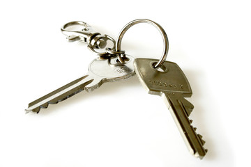 Zwei Schlüssel an einem Schlüsselbund.