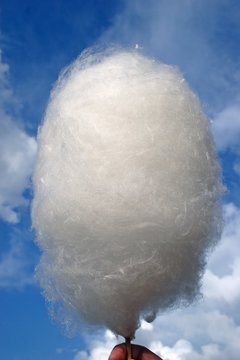 Zuckerwatte hochgehalten. Himmel als Hintergrund