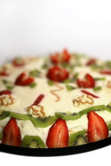 Cream cake with strawberry and kiwi