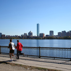 Fototapeta na wymiar jogging przez Charles River z części Boston skyline