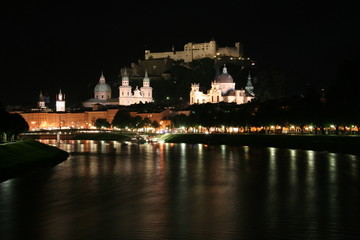 Fototapeta na wymiar Salzburg noc
