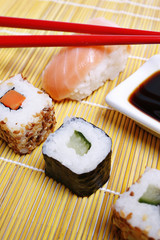 Sushi mit Stäbchen und Sojasoße