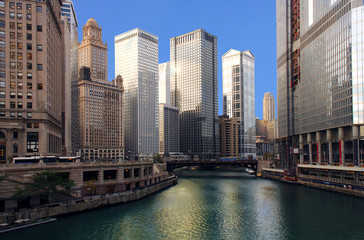 Fototapeta na wymiar Dramatyczna obrazu z Chicago River z Michigan Ave