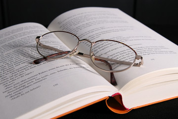 Buch und Brille