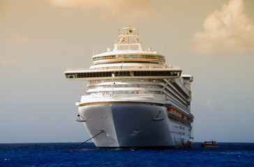 Fototapeta na wymiar Front view of cruise ship