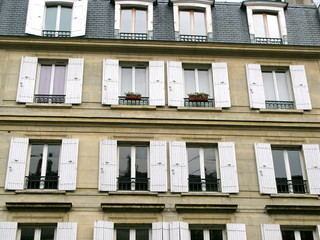 Fototapeta premium Façade aux volets blancs, quartier latin, Paris