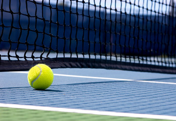 Estores personalizados esportes com sua foto Tennis ball on the court