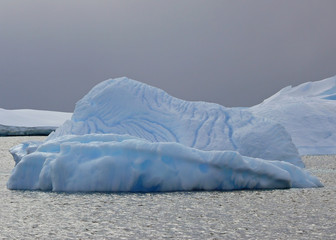 Fototapeta na wymiar icebergs pod gro¼nym i złowieszczy nieba na Antarktydzie.