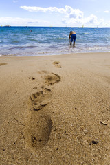empreintes de pieds d homme dans le sable plage vacances