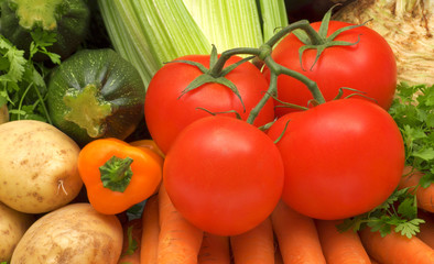 Fototapeta na wymiar fresh tomatoes on vegetable background