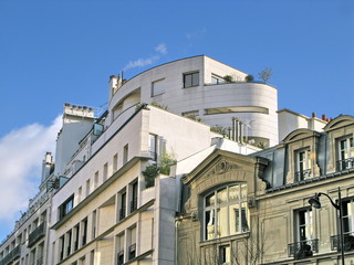 Fototapeta na wymiar Starożytne i nowoczesne fasady, błękitne niebo, Paryż
