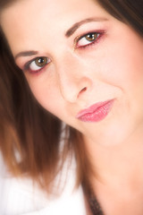 Obraz premium Młody dorosły kaukaski bizneswoman w białym garniturze