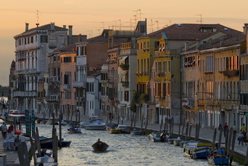 Fototapeta na wymiar Typowy kanał w Wenecji z pięknie kolorowe domy.