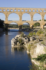 Obraz premium Le pont du gard sous le soleil couchant