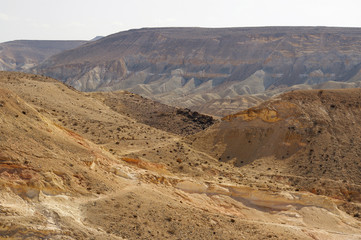 Fototapeta na wymiar Szorstki krajobraz izraelskiej pustyni Negev