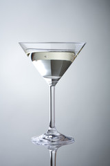 Einzelnes voll gefülltes Cocktailglas von vorne