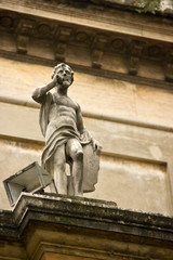 Fototapeta na wymiar Statue near the building in Vatican