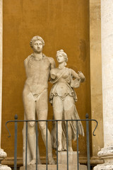 Obraz premium Statue near the building in Vatican
