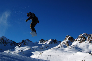 Fototapeta na wymiar Salto jump snowboard