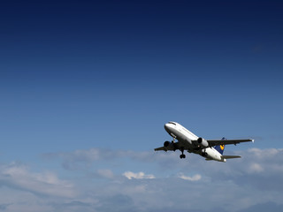 Fototapeta na wymiar Samolot cywilny startu na lotnisku w Malcie