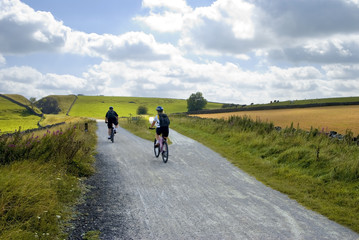 Obraz premium Cyclists on the Tissington trail cycleway and footpath 