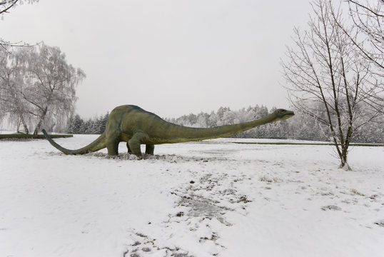 Saurier im Winter der Eiszeit sucht nach Nahrung