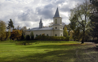 Fototapeta na wymiar Krajobraz o starym kościele na wyspie na Muhu. Estonia.