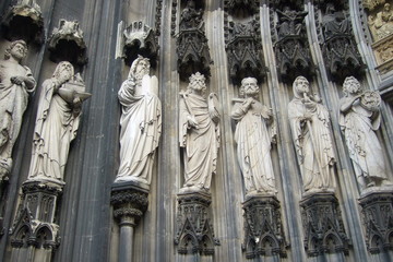 Heiligenfiguren am Eingangsportal Kölner Dom