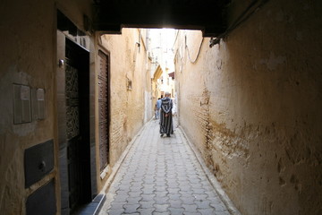 Fototapeta na wymiar Wąska ulica w Fez, Maroko, Afryka.