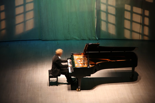 pianist after the piano on the scene