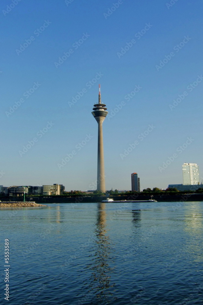 Wall mural Rhein bei Düsseldorf mit Fernsehturm in der Mitte